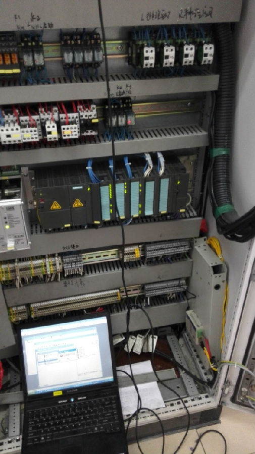 珠江電廠S7-300空壓機(jī)控制系統(tǒng)控制臺(tái)